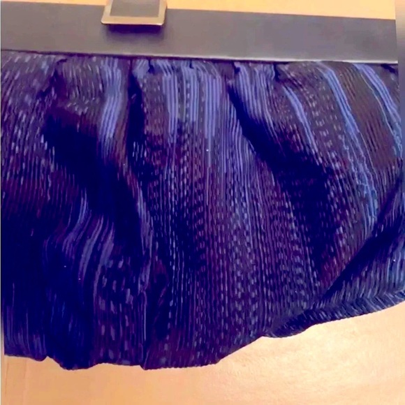 - VINTAGE COLE HAAN COLLECTION LINEN BLUE/BLACK LEATHER TOP FRAME CLUCH - Picture 2 of 9